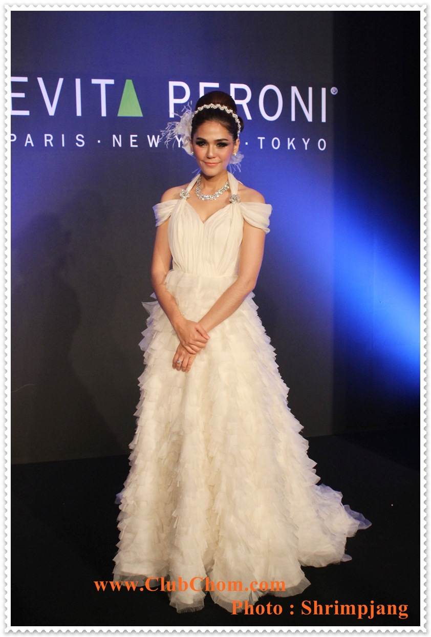 ชมพู่ อารยา  ในงาน  Evita Peroni Autumn 2012 Fashion Show