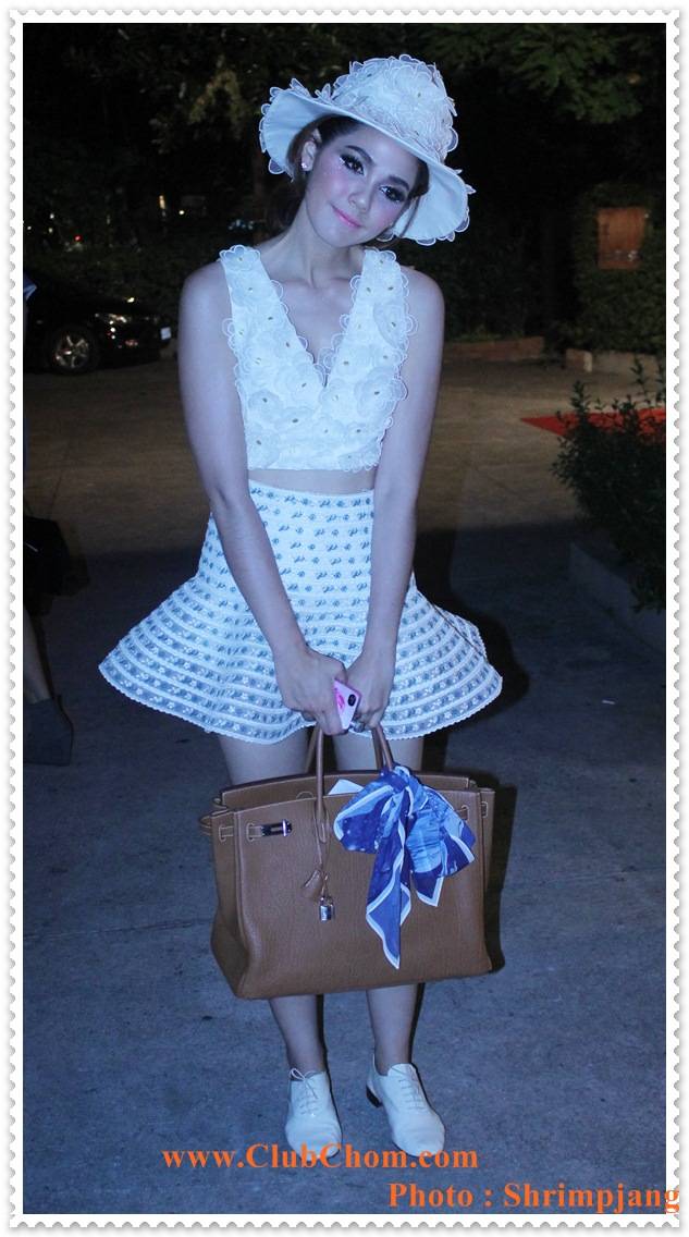 ชมพู่ อารยา  ในงาน  Evita Peroni Autumn 2012 Fashion Show