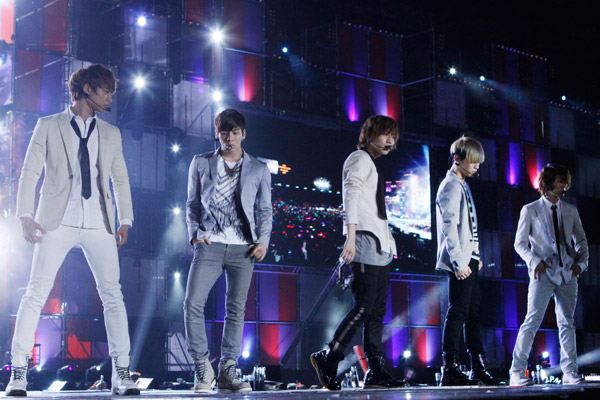 ประมวลภาพคอนเสิร์ต Korean Music Wave in Bangkok 2012