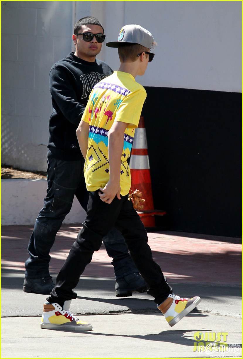 Justin Bieber wears a flamingo t-shirt while arriving at the Beverly Hilton Hotel on Tuesday (April