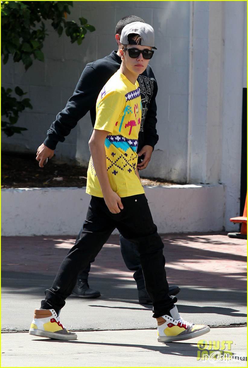 Justin Bieber wears a flamingo t-shirt while arriving at the Beverly Hilton Hotel on Tuesday (April