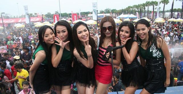 มหาสงกรานต์หลากสี บุรีรัมย์หรรษา