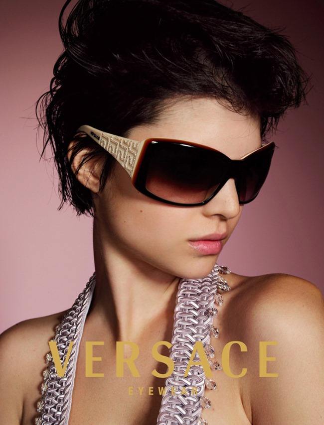 WE &hearts; VERSACE: HALLE BERRY FOR VERSACE SPRING 2006 BY PHOTOGRAPHER MARIO TESTINO