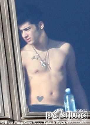 Zayn Malik แห่งวง One Direction ไปทำรอยสักอันใหม่!...เต็มตัวไปหมดแล้ววว!!!