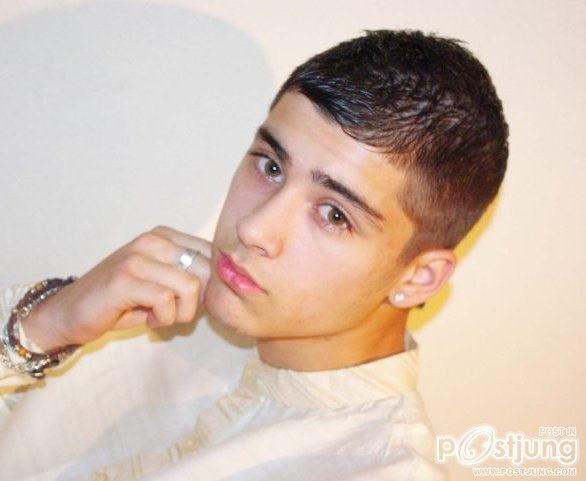 Zayn Malik แห่งวง One Direction ไปทำรอยสักอันใหม่!...เต็มตัวไปหมดแล้ววว!!!