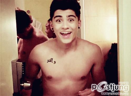 Zayn Malik แห่งวง One Direction ไปทำรอยสักอันใหม่!...เต็มตัวไปหมดแล้ววว!!!