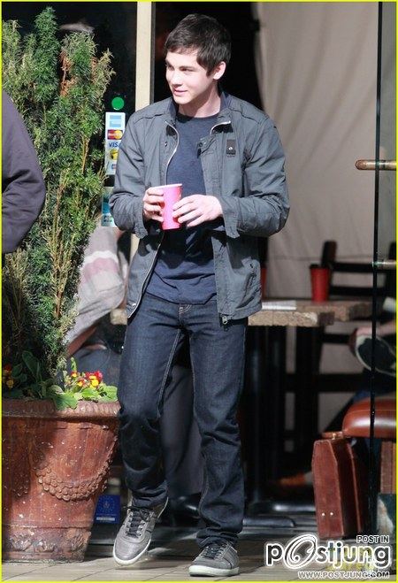 Logan Lerman อารมณ์ดี ทำหน้าทะเล้นเล่นกล้องกับปาปาราซซี่ในกองถ่ายหนัง Percy Jackson: Sea of Monsters