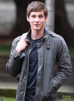 Logan Lerman อารมณ์ดี ทำหน้าทะเล้นเล่นกล้องกับปาปาราซซี่ในกองถ่ายหนัง Percy Jackson: Sea of Monsters