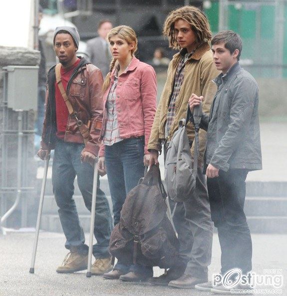 Logan Lerman อารมณ์ดี ทำหน้าทะเล้นเล่นกล้องกับปาปาราซซี่ในกองถ่ายหนัง Percy Jackson: Sea of Monsters