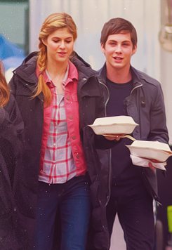 Logan Lerman อารมณ์ดี ทำหน้าทะเล้นเล่นกล้องกับปาปาราซซี่ในกองถ่ายหนัง Percy Jackson: Sea of Monsters