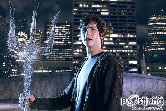 Logan Lerman อารมณ์ดี ทำหน้าทะเล้นเล่นกล้องกับปาปาราซซี่ในกองถ่ายหนัง Percy Jackson: Sea of Monsters