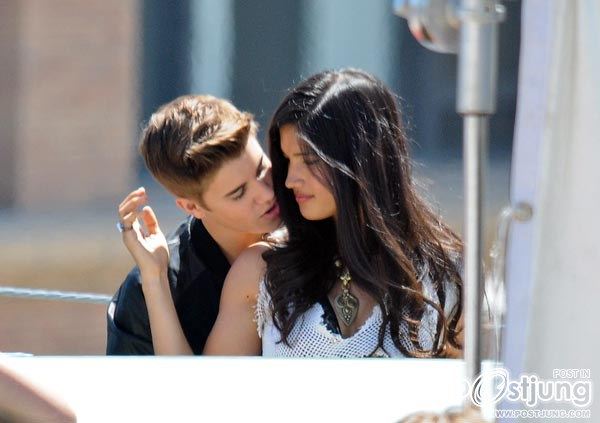 .Justin Bieber Kisses Selena Gomez Look Alike In ‘Boyfriend’ Video