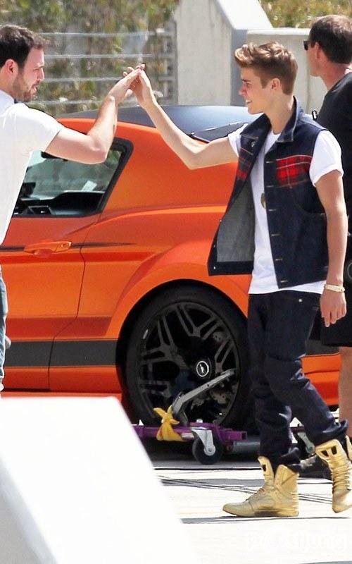 .Justin Bieber Kisses Selena Gomez Look Alike In ‘Boyfriend’ Video