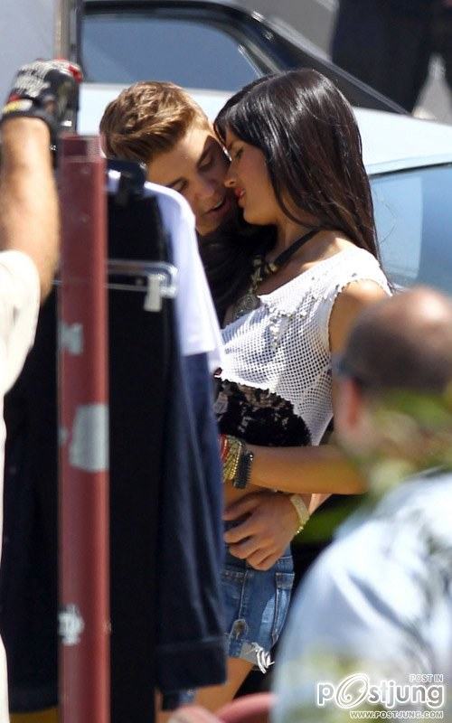 .Justin Bieber Kisses Selena Gomez Look Alike In ‘Boyfriend’ Video