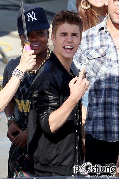 .Justin Bieber Kisses Selena Gomez Look Alike In ‘Boyfriend’ Video
