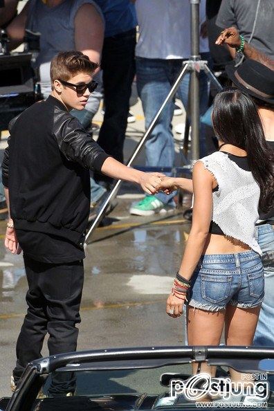 .Justin Bieber Kisses Selena Gomez Look Alike In ‘Boyfriend’ Video