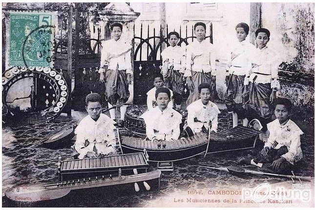 การแต่งกายของสตรีชาวกัมพูชาเมื่อร้อยปีก่อนชุดที่2