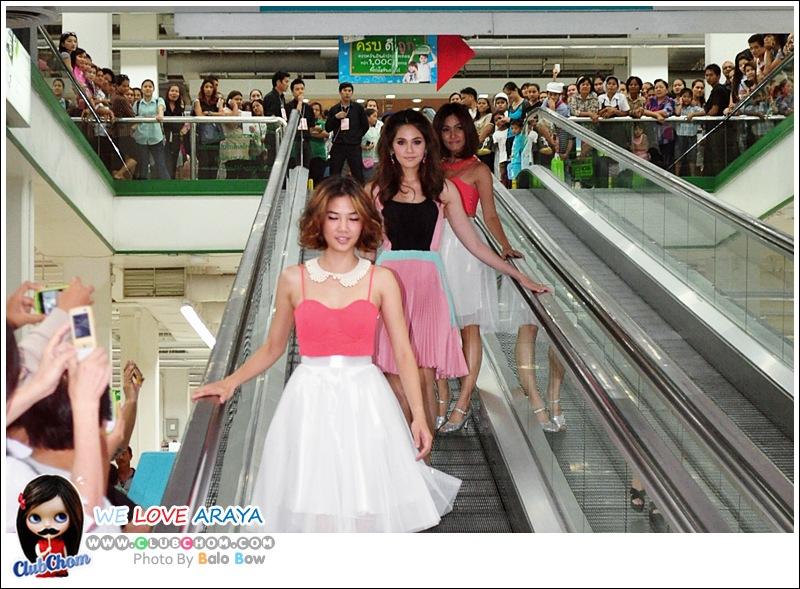 ชมพู่ อารยา ใน LUX Beauty Surprises @Lotus Seacon Square