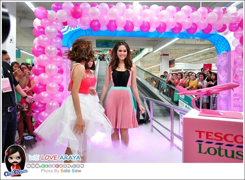ชมพู่ อารยา ใน LUX Beauty Surprises @Lotus Seacon Square