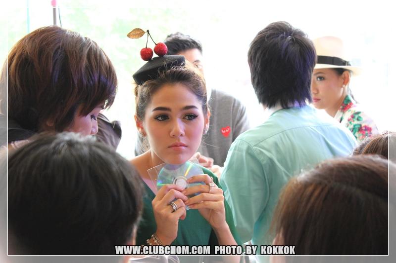 ชมพู่ อารยา ในงานเปิดร้าน Krispy Kream at The mall bang kapi