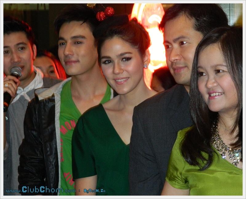 ชมพู่ อารยา ในงานเปิดร้าน Krispy Kream at The mall bang kapi