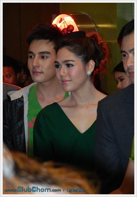 ชมพู่ อารยา ในงานเปิดร้าน Krispy Kream at The mall bang kapi