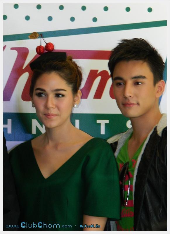 ชมพู่ อารยา ในงานเปิดร้าน Krispy Kream at The mall bang kapi