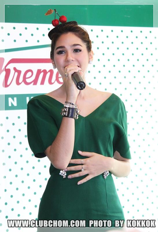 ชมพู่ อารยา ในงานเปิดร้าน Krispy Kream at The mall bang kapi