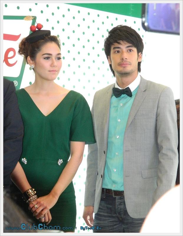 ชมพู่ อารยา ในงานเปิดร้าน Krispy Kream at The mall bang kapi