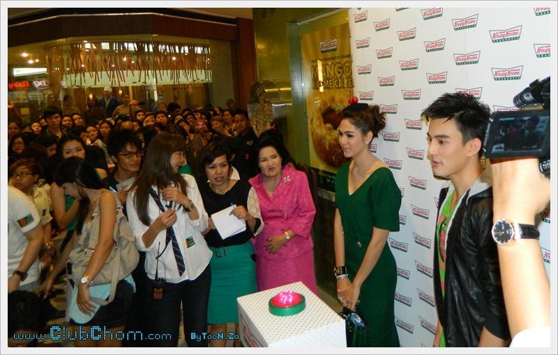 ชมพู่ อารยา ในงานเปิดร้าน Krispy Kream at The mall bang kapi