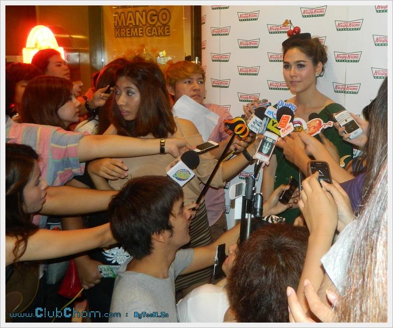 ชมพู่ อารยา ในงานเปิดร้าน Krispy Kream at The mall bang kapi
