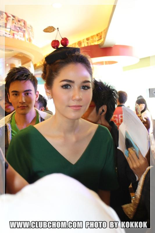 ชมพู่ อารยา ในงานเปิดร้าน Krispy Kream at The mall bang kapi