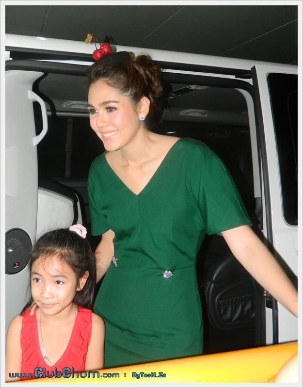 ชมพู่ อารยา ในงานเปิดร้าน Krispy Kream at The mall bang kapi