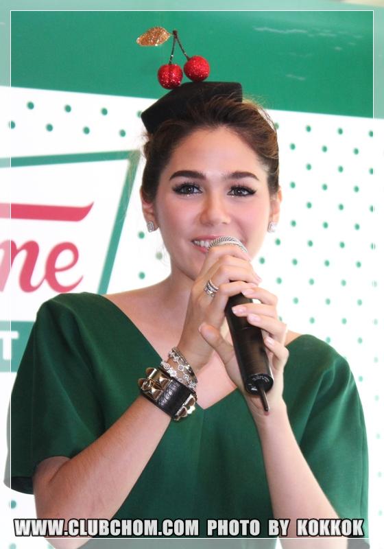 ชมพู่ อารยา ในงานเปิดร้าน Krispy Kream at The mall bang kapi