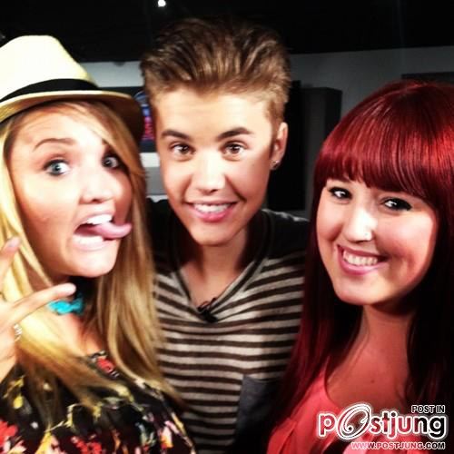 Justin Bieber ถ่ายรูปกับแฟนๆ ที่ไปดูการเปิดตัว MV เพลง BOYFRIEND ของ MTV จ้า :) จัสน่ารักอ่าาาา ' '-