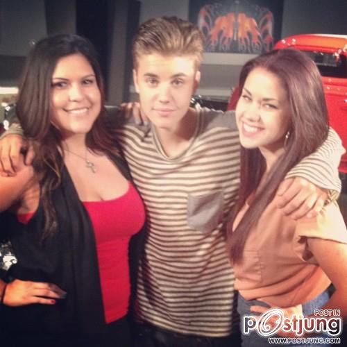Justin Bieber ถ่ายรูปกับแฟนๆ ที่ไปดูการเปิดตัว MV เพลง BOYFRIEND ของ MTV จ้า :) จัสน่ารักอ่าาาา ' '-