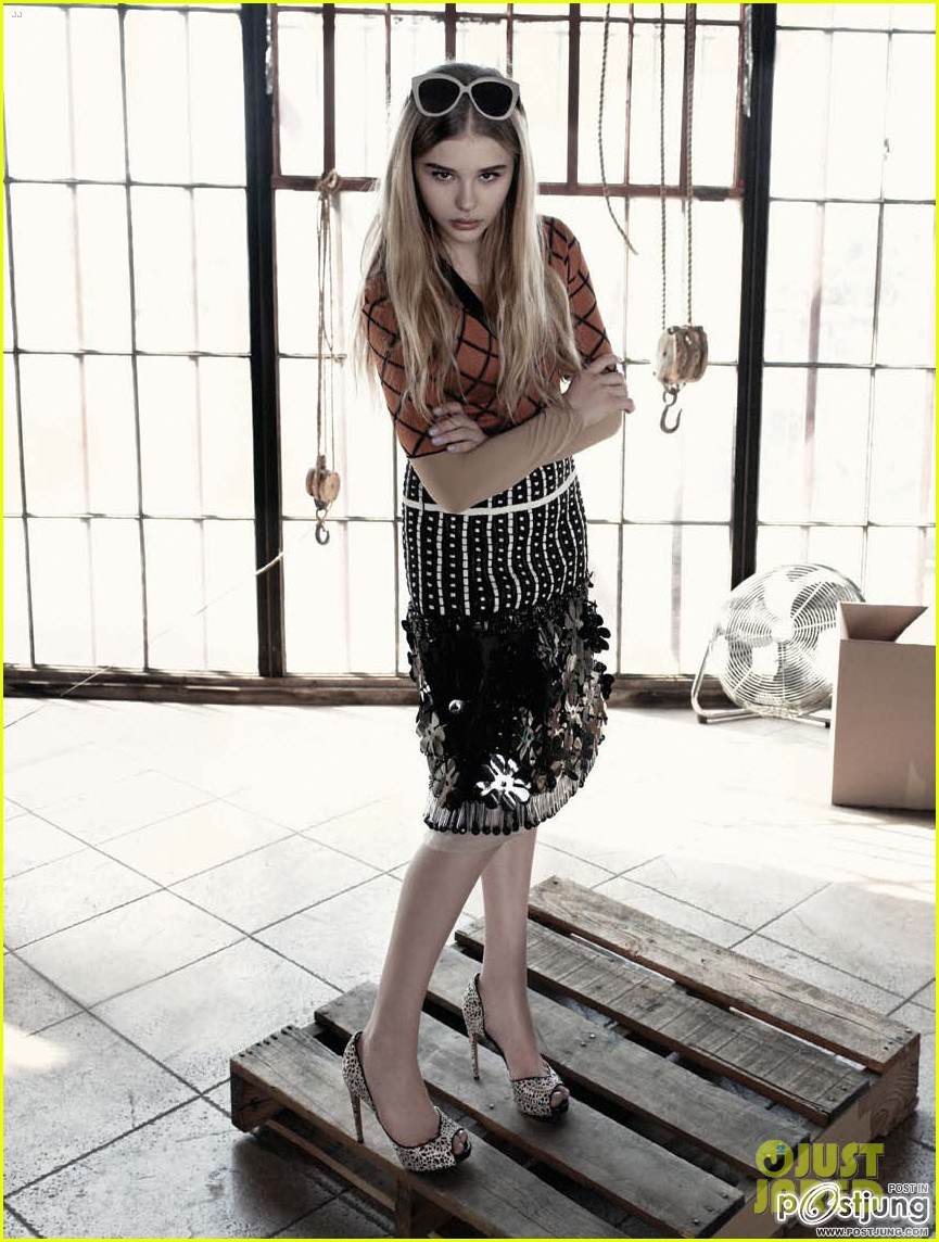 Chloe Moretz ในรอบพรีเมียร์ Dark Shadows (แวมไพร์มึนยุค) !!...น้องมากับเดรสสีน้ำเงินของ Stella McCar