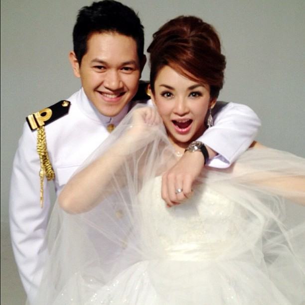 [Pics] ภาพรีเวดดิ้งของ เป้ย ปานวาด และ ป๊อบ ร.อ.นิธิ บุณยรัตกลิน
