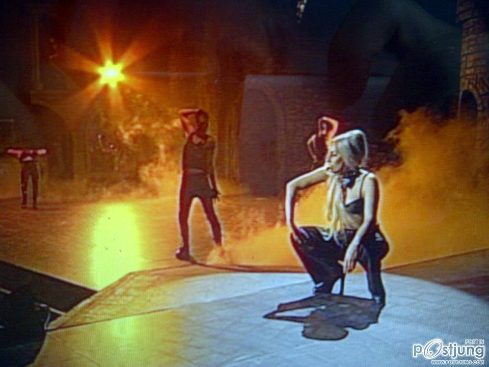 กาก้าระหว่างการแสดงเพลง Alejandro คืนสุดท้ายในไต้หวัน