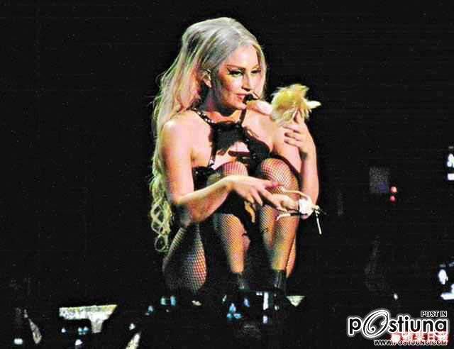 กาก้าระหว่างการแสดงเพลง Alejandro คืนสุดท้ายในไต้หวัน