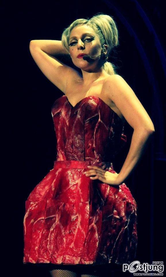 กาก้าระหว่างการแสดงเพลง Alejandro คืนสุดท้ายในไต้หวัน