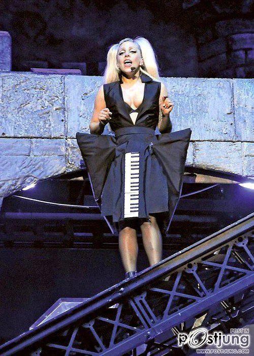 กาก้าระหว่างการแสดงเพลง Alejandro คืนสุดท้ายในไต้หวัน