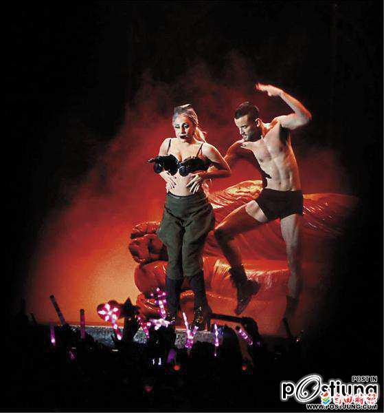 กาก้าระหว่างการแสดงเพลง Alejandro คืนสุดท้ายในไต้หวัน