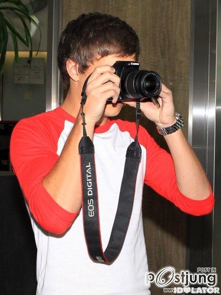 One Direction ที่ Heathrow Airport ลอนดอน