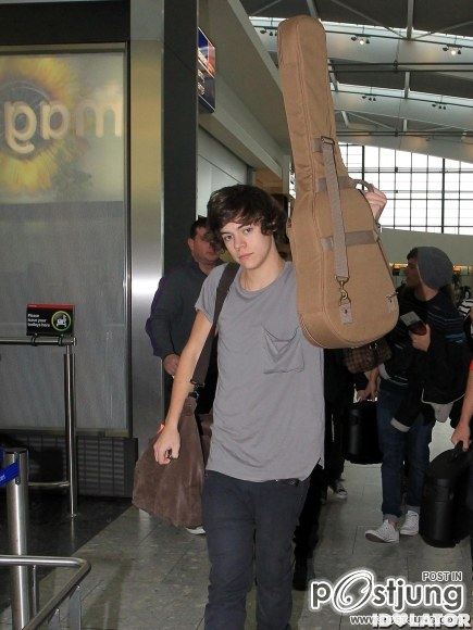 One Direction ที่ Heathrow Airport ลอนดอน