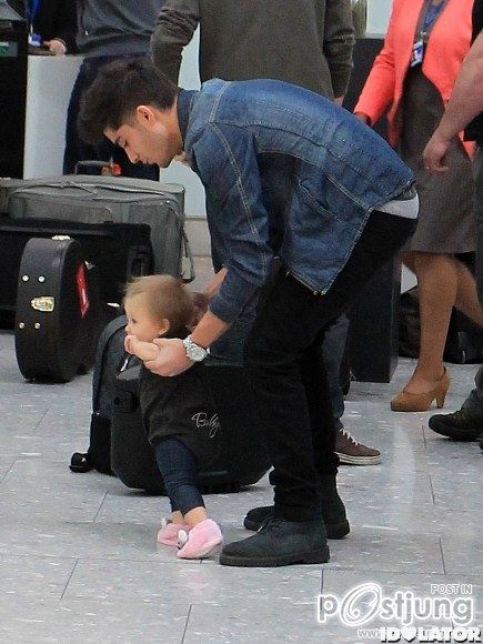 One Direction ที่ Heathrow Airport ลอนดอน