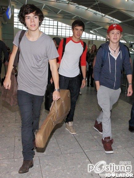 One Direction ที่ Heathrow Airport ลอนดอน