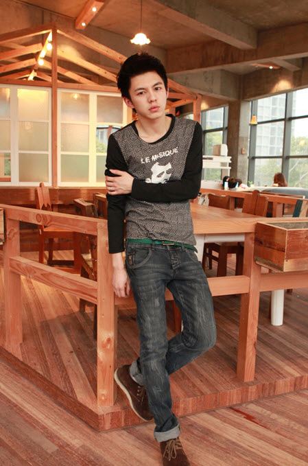 หนุ่มตี๋หล่อน่ารักกับเสื้อเท่เก๋