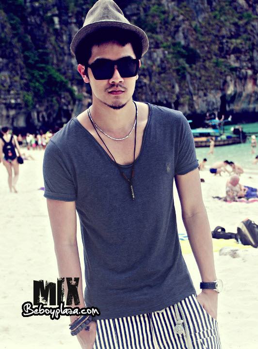หนุ่มตี๋หล่อน่ารักกับเสื้อเท่เก๋