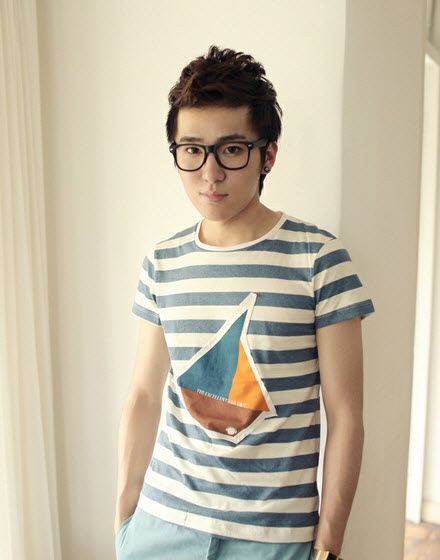 หนุ่มตี๋หล่อน่ารักกับเสื้อเท่เก๋